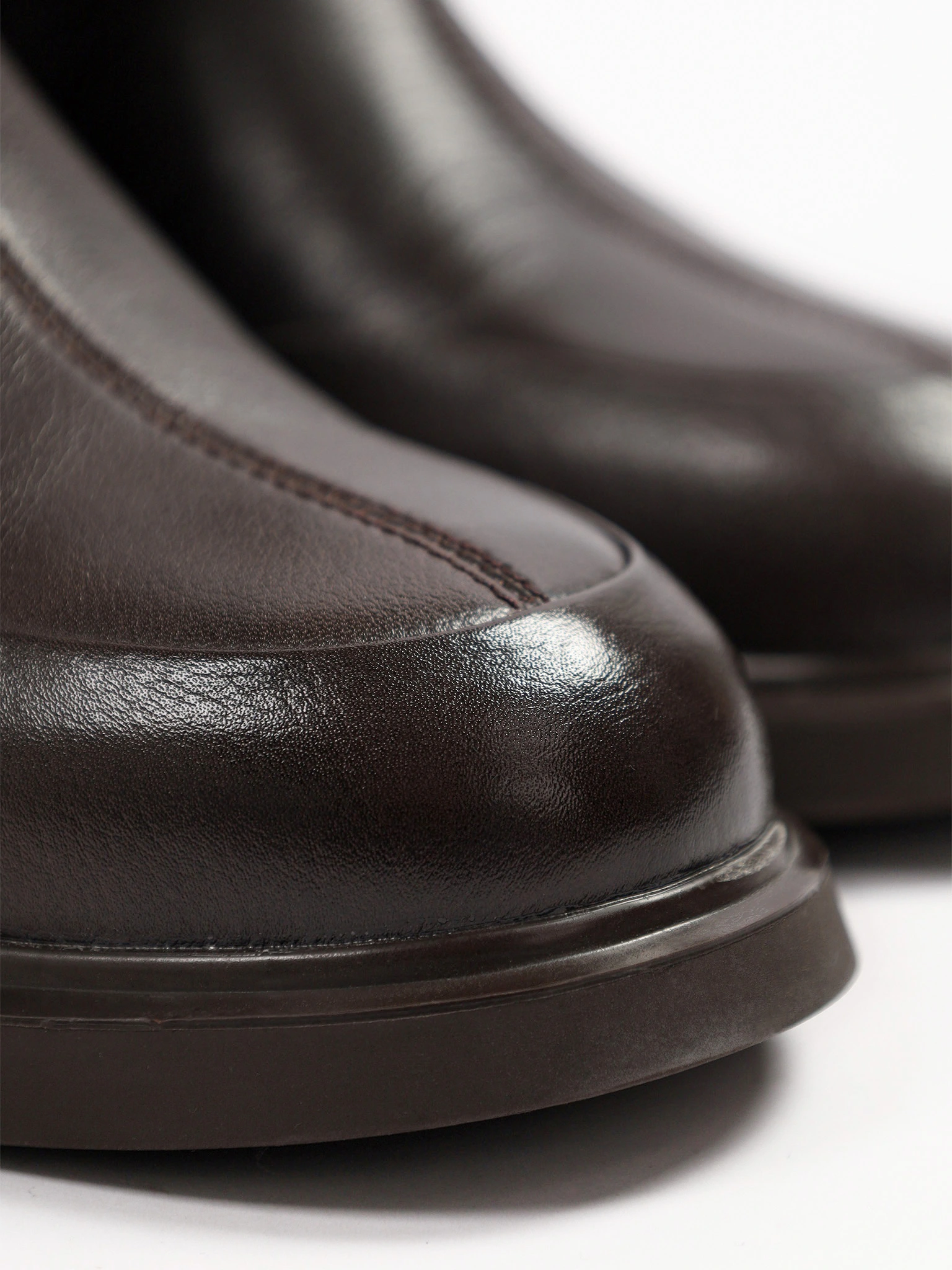 Ботинки темно-коричневого цвета на среднем широком каблуке